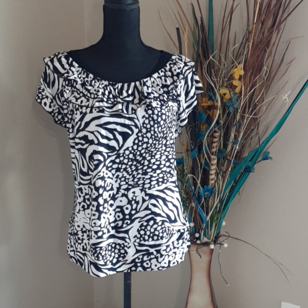 ESSENTIALS by MILANO Drape Ruffle Ladies Top - Picture 1 of 7